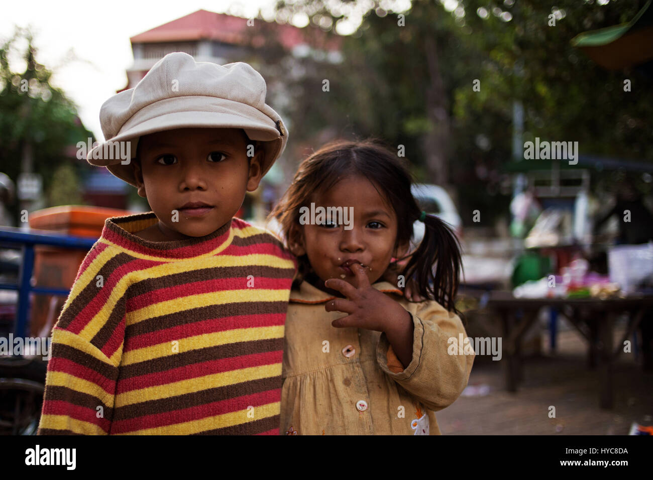 Les enfants garçon et fille, Phnom Penh, Cambodge Banque D'Images