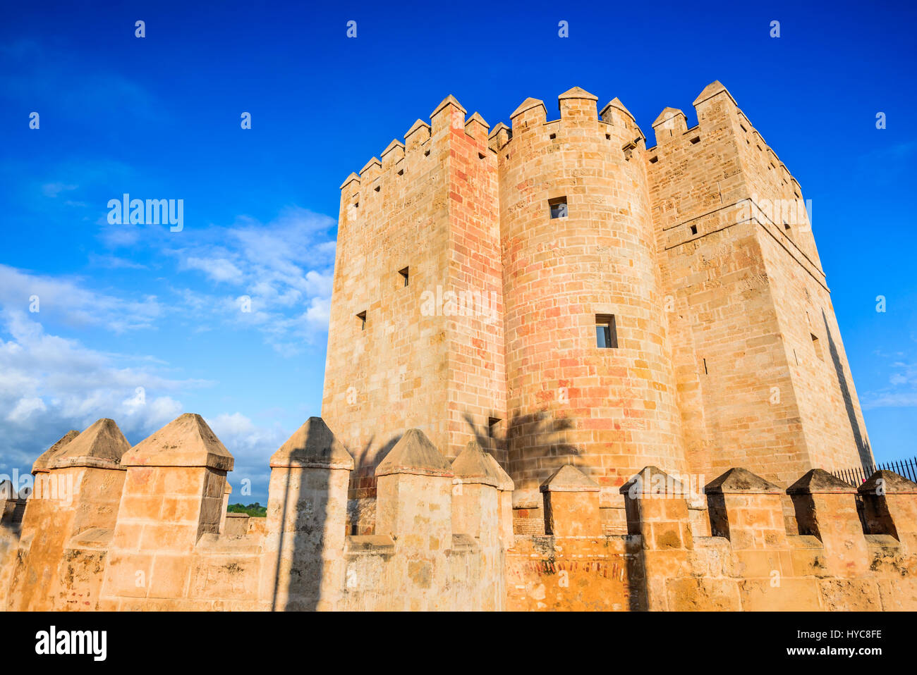 Cordoue, Espagne, Andalousie. Callahora Tower et du pont romain sur le Guadalquivir. Banque D'Images