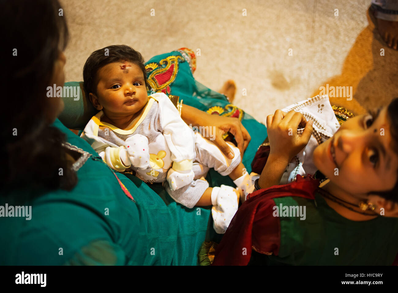 Baby sleeping in mother lap, thaipusam, fête hindoue, Malaisie Banque D'Images Baby sleeping in mother lap, thaipusam, fête hindoue, Malaisie Banque D'Images