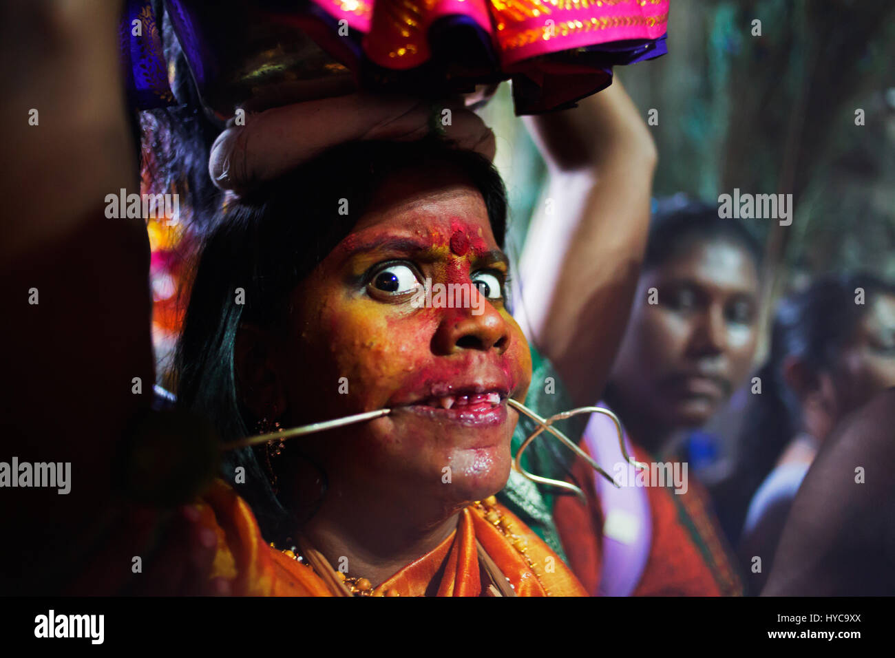 Femme avec piercing dans thaipusam, fête hindoue, les grottes de Batu, Kuala Lumpur, Malaisie, Banque D'Images Femme avec piercing dans thaipusam, fête hindoue, les grottes de Batu, Kuala Lumpur, Malaisie, Banque D'Images