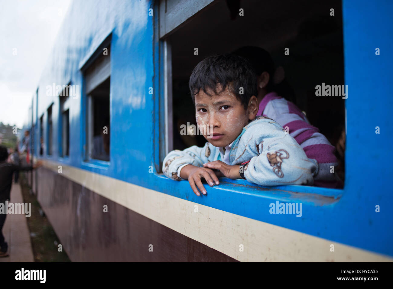 Enfant regardant par train, kalaw, myanmar, Birmanie Banque D'Images