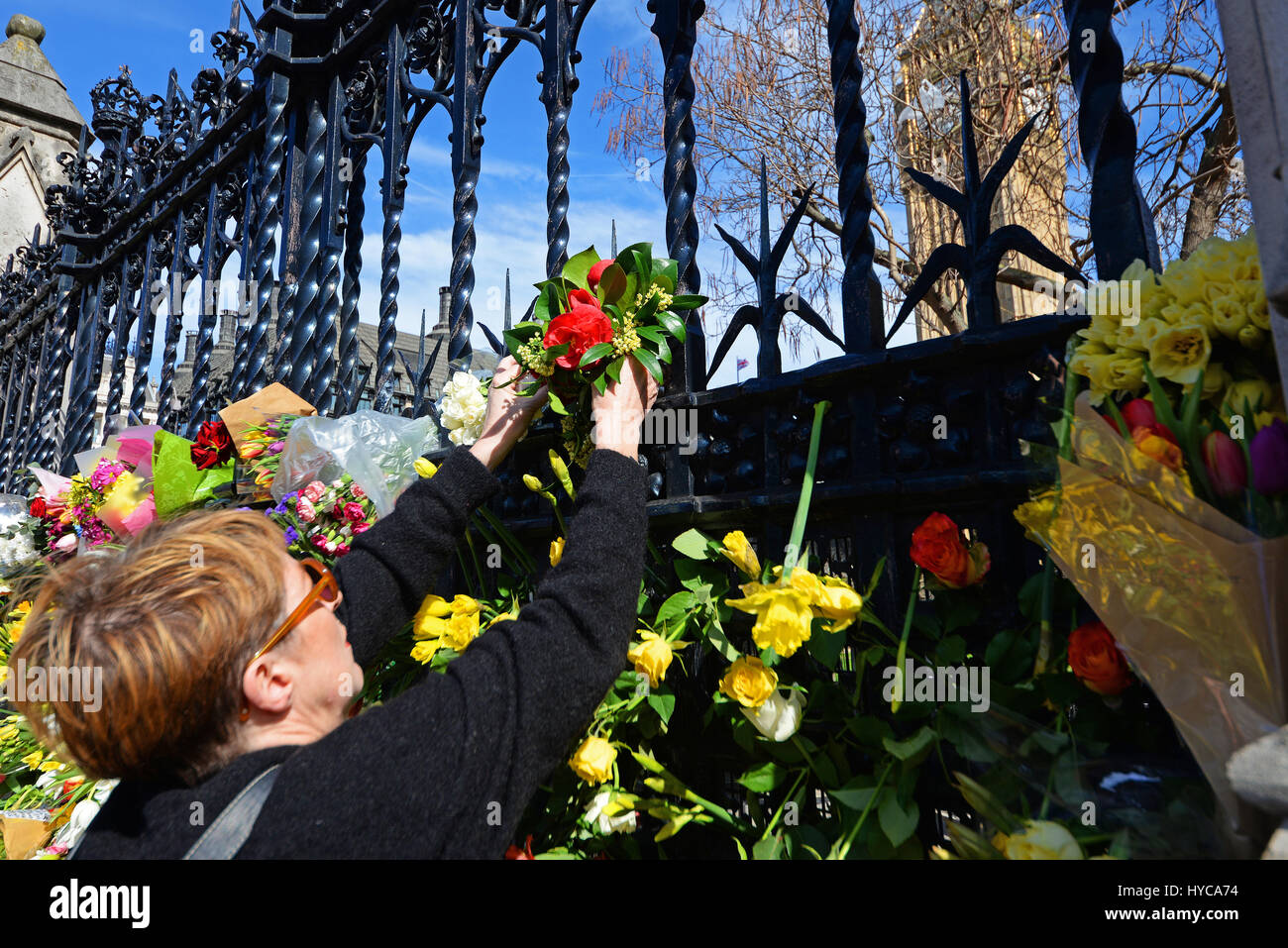 Tributs floraux mis sur les grilles de la Maison du Parlement, à Londres, en l'honneur de Keith Palmer et PC autres tués par l'action terroriste Banque D'Images