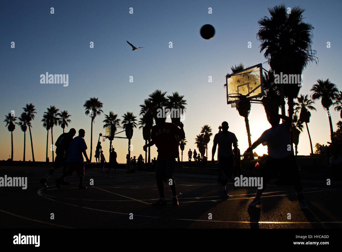 Personnes jouant au basket-ball à Venice Beach, Los Angeles, Californie, Etats-Unis d'Amérique, Etats-Unis Banque D'Images