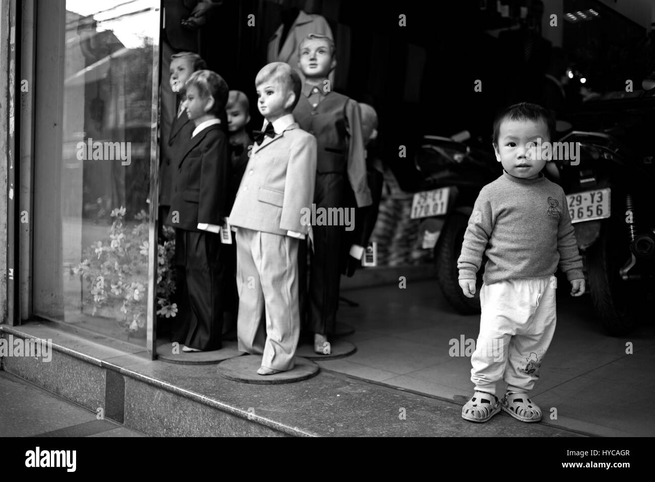 Enfant et mannequins, Hanoï, Vietnam Banque D'Images