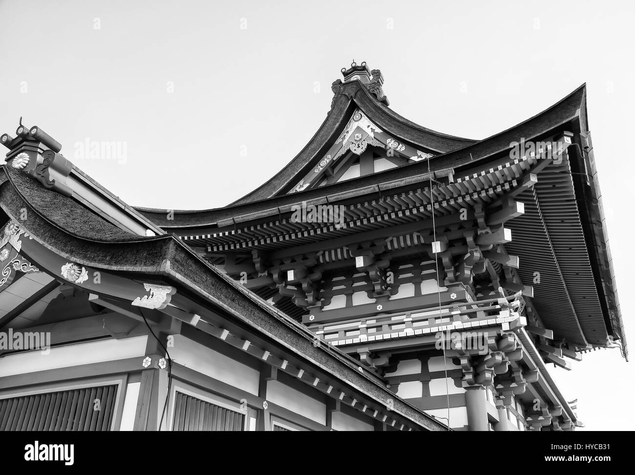 Belle architecture de temple Kiyomizu-Dera, Kyoto, Japon (noir et blanc) Banque D'Images
