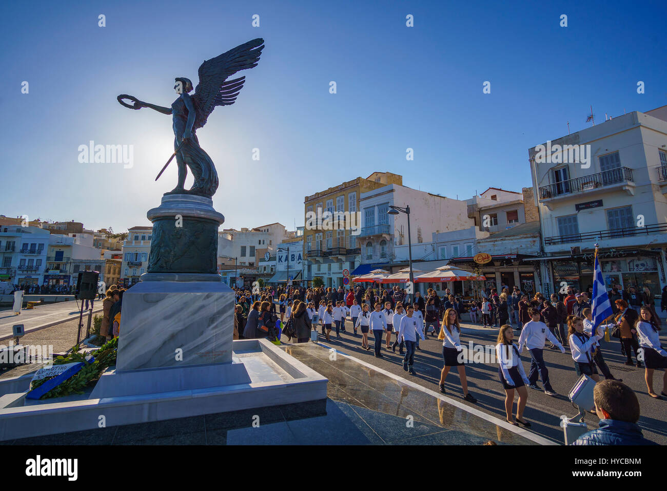 L'anniversaire national grec et une importante fête religieuse avec l'école et les défilés militaires dans l'île de Syros, Cyclades - Grèce Banque D'Images