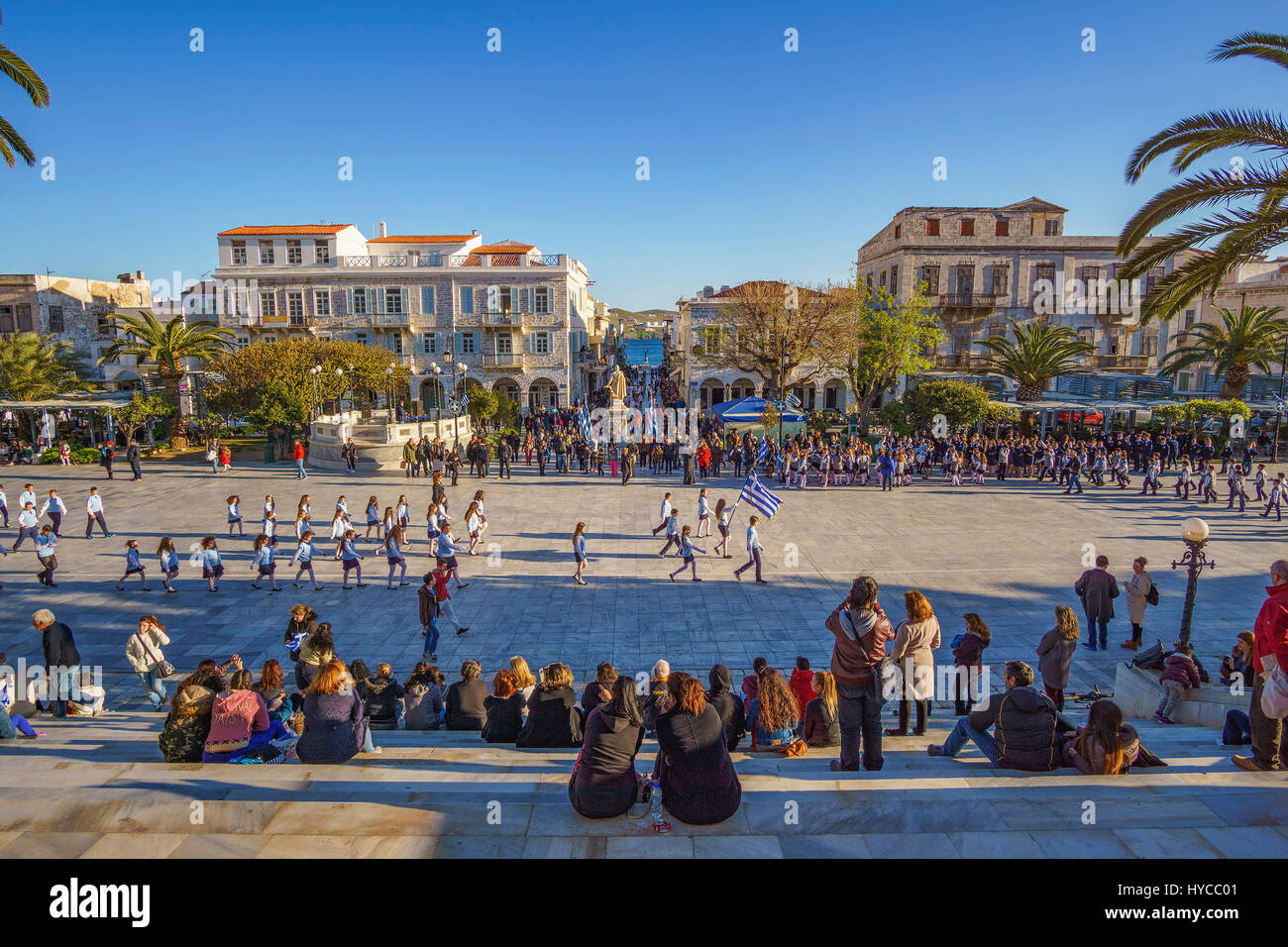 L'anniversaire national grec et une importante fête religieuse avec l'école et les défilés militaires dans l'île de Syros, Cyclades - Grèce Banque D'Images