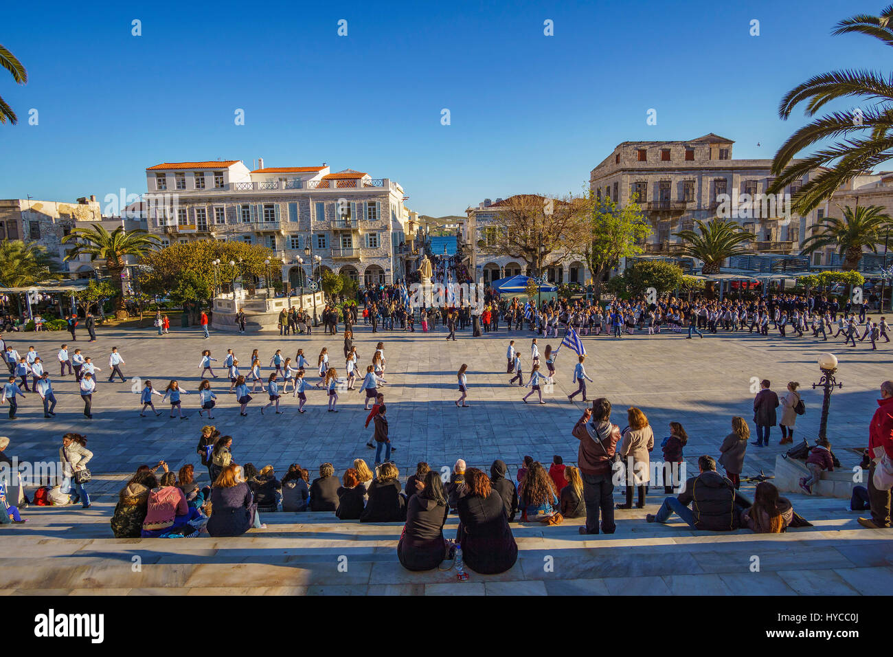 L'anniversaire national grec et une importante fête religieuse avec l'école et les défilés militaires dans l'île de Syros, Cyclades - Grèce Banque D'Images