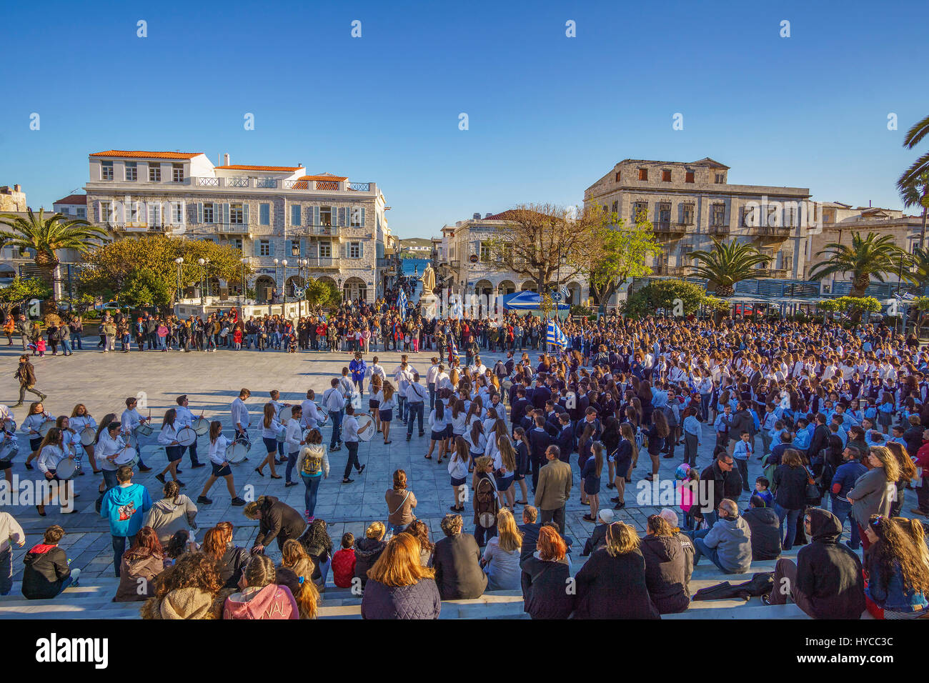 L'anniversaire national grec et une importante fête religieuse avec l'école et les défilés militaires dans l'île de Syros, Cyclades - Grèce Banque D'Images