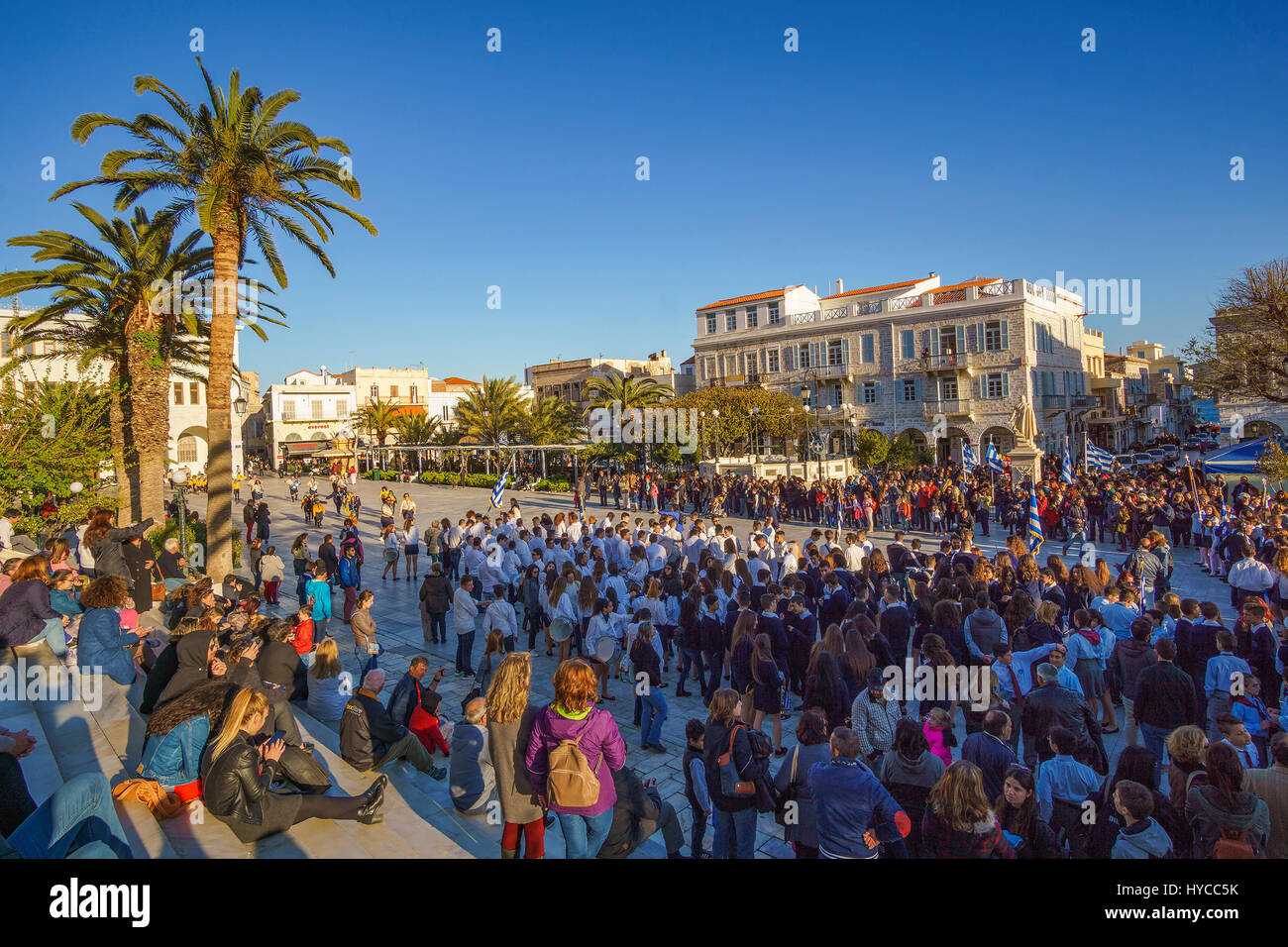 L'anniversaire national grec et une importante fête religieuse avec l'école et les défilés militaires dans l'île de Syros, Cyclades - Grèce Banque D'Images