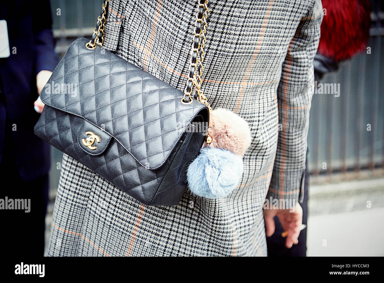 Armani fashion show, Milan Fashion week : pochette sac Chanel pour la mode  personnes debout à l'extérieur du salon, Via Bergognone Silos Armani Photo  Stock - Alamy