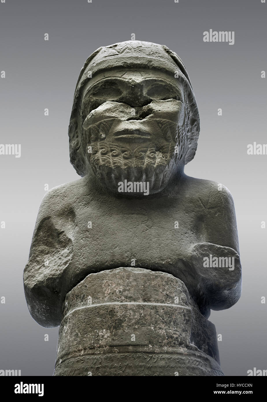 Une statue colossale de la météo Dieu Hadad trouva près de Gerdshin près de Sam'al / Zincirli , Turquie. La partie inférieure du corps de la statue est l'Araméen t Banque D'Images