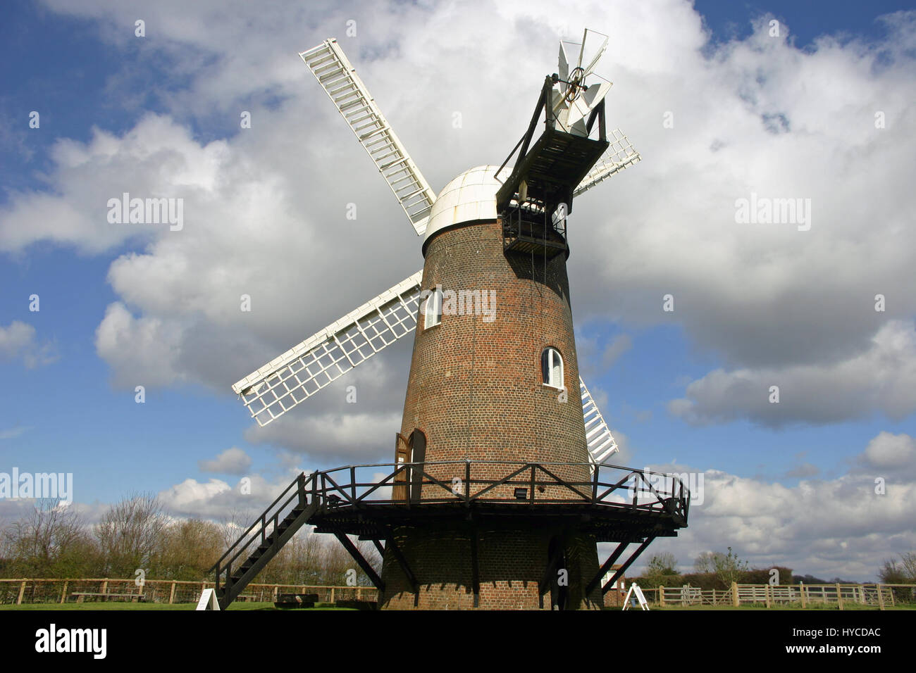 Dans le moulin de Wilton Pewsey Vale, Wiltshire, Royaume-Uni. Ciel bleu avec des nuages blancs comme arrière-plan. Vu de l'arrière à la recherche jusqu'à la plage arrière. Banque D'Images