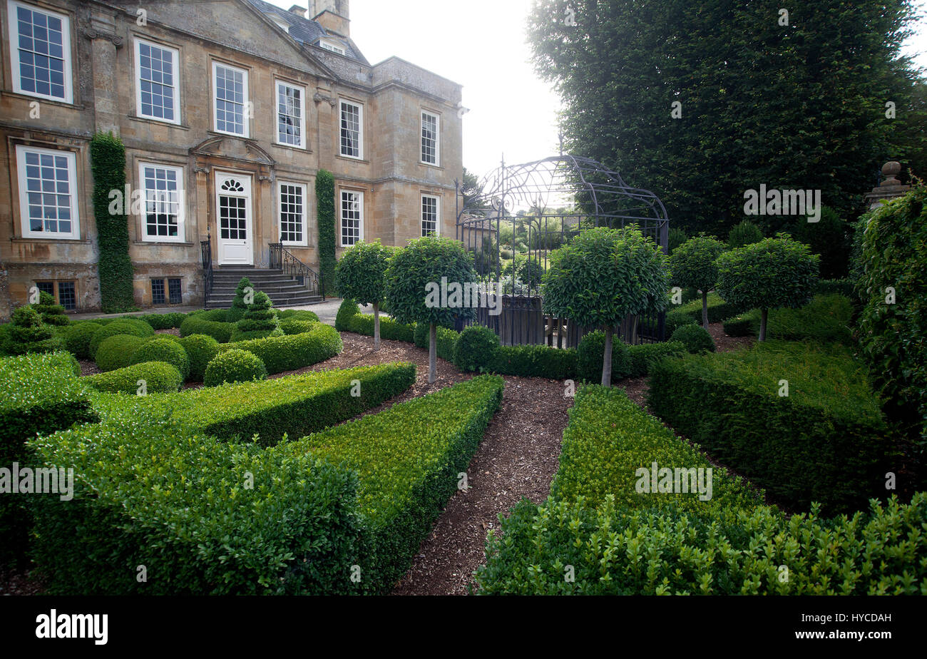 Bourton House Garden,Bourton-0n-the-Hill, Moreton-in-Marsh,Gloucestershire GL56 9AE : jardin topiaire Banque D'Images