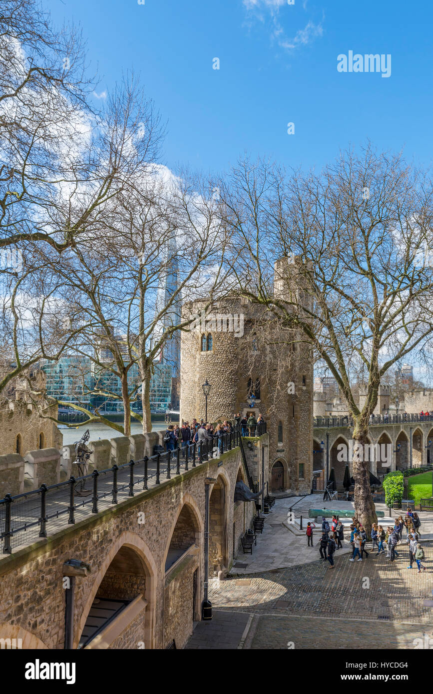 Tour de Londres. Des murs autour de la Tour de Londres avec le tesson dans Southwark dans la distance, London, England, UK Banque D'Images