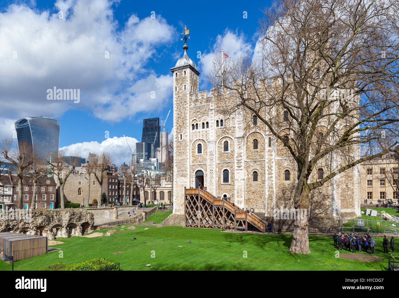 Tour de Londres. La Tour Blanche avec le talkie walkie bâtiment (20) derrière Fenchurch Street, La Tour de Londres, Londres, Angleterre, Royaume-Uni Banque D'Images