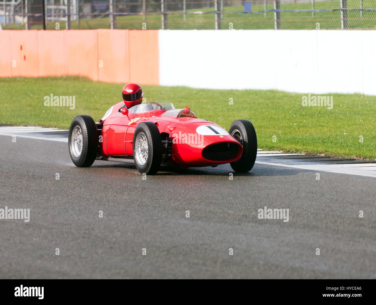 Un classique 1958, Ferrari 246 F1 Racing car, pour une session de test sur la piste au cours de la Journée des médias classique Silverstone Banque D'Images