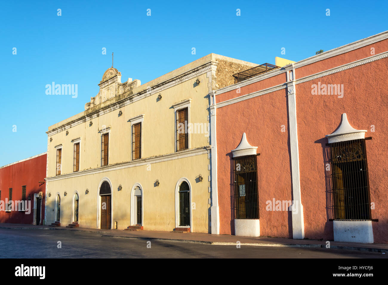 L'architecture coloniale colorée dans le centre historique de Valladolid, Mexique Banque D'Images