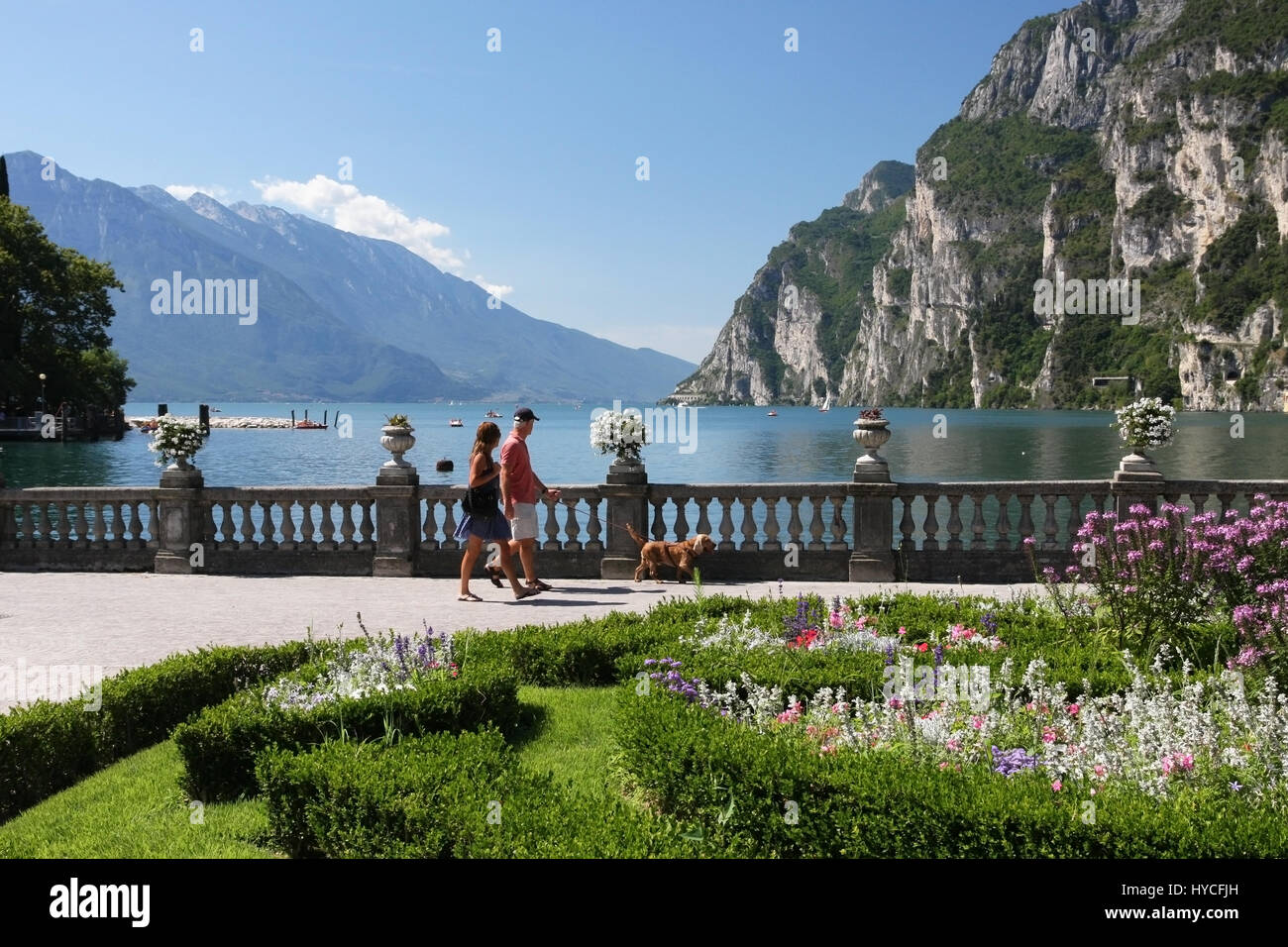 RIVA DEL GARDA, ITALIE - 2 août 2016 : promenade de Riva del Garda sur le lac de Garde en Italie Banque D'Images