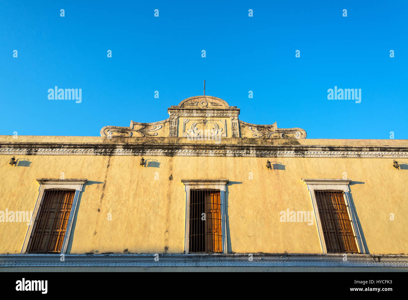 Bâtiment colonial jaune dans le centre de Valladolid, Mexique Banque D'Images