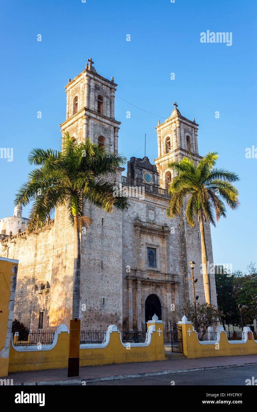 Palmiers et de la cathédrale, dans le centre de Valladolid, Mexique Banque D'Images