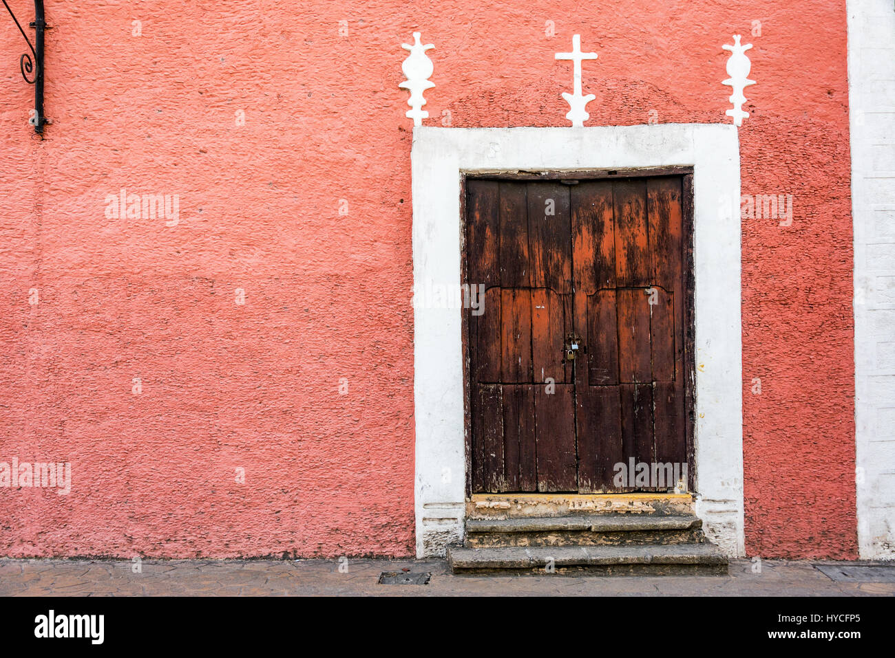Bâtiment colonial rose et porte en bois rustique à Valladolid, Mexique Banque D'Images