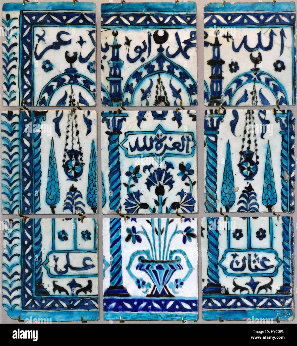 Carreaux de céramique émaillés peint sous glaçure turquoise en manganèse et cobalt. Inscrits les noms et Muhammad Abu Bakr. Iznik dynastie ottomane 17 / 18e siècle fait en Syrie Syrie : Banque D'Images