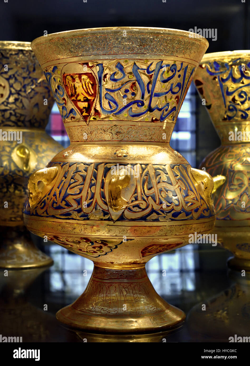 Lampe de mosquée, doré et émaillé, Égypte, 1330-1345 14e siècle égyptien. ( Mosquée-lampe. Faite pour Saif al-Din Tuquztamur d'Hama (ch. 1345), officier du Sultan Muhammad ibn Qala'un Moyen-orient,Levant,Syrie ) Banque D'Images