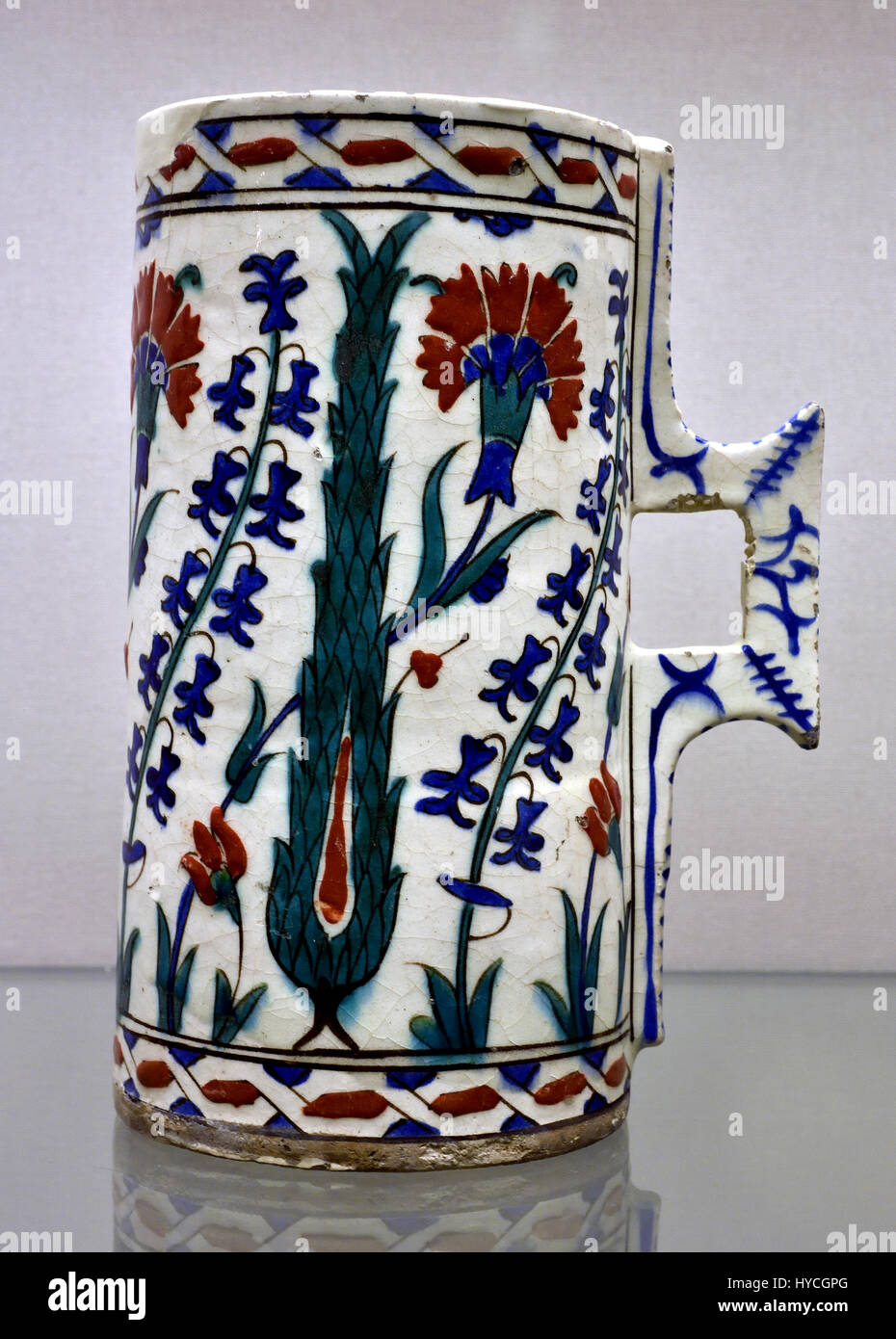 Tankard peint avec des cyprès et des fleurs Iznik, dynastie ottomane 1550- (vers) l'Asie, la Turquie, la région de Marmara , Bursa (province), Iznik Banque D'Images