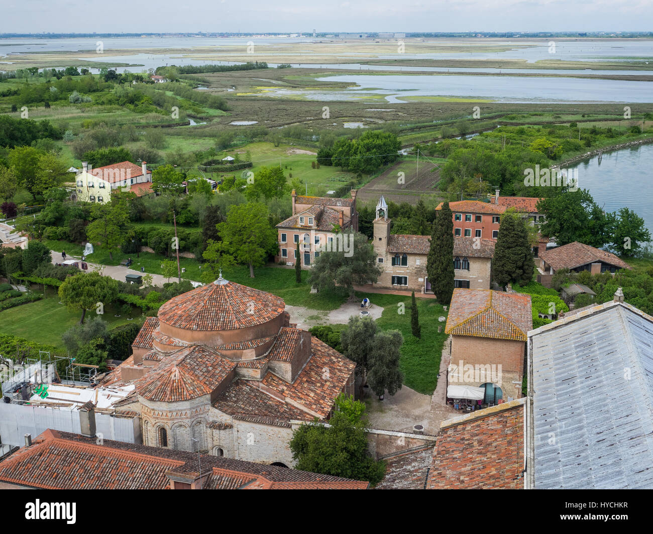 Vue nord-ouest de Chiesa di Santa Fosca,Torcello et de l'autre côté de la lagune de Venise vers des macro Polo, Venise, Italie Banque D'Images