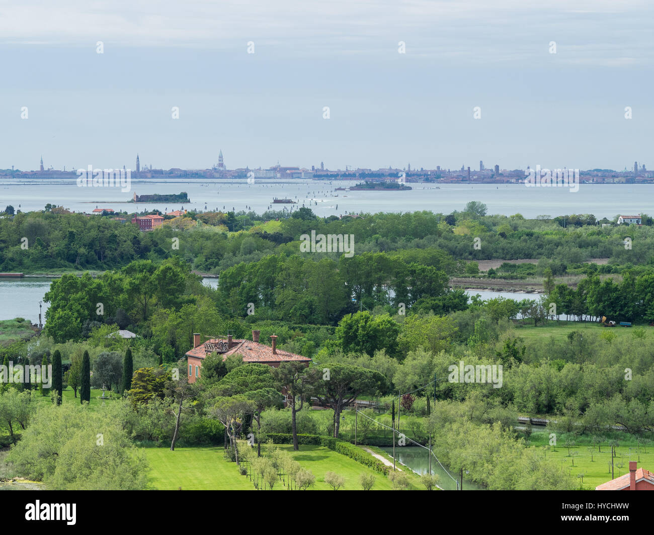 Vue de sud ouest du clocher (campanile) de la Basilique de Santa Maria Assunta à Torcello île dans la lagune de Venise, Venise, Italie Banque D'Images