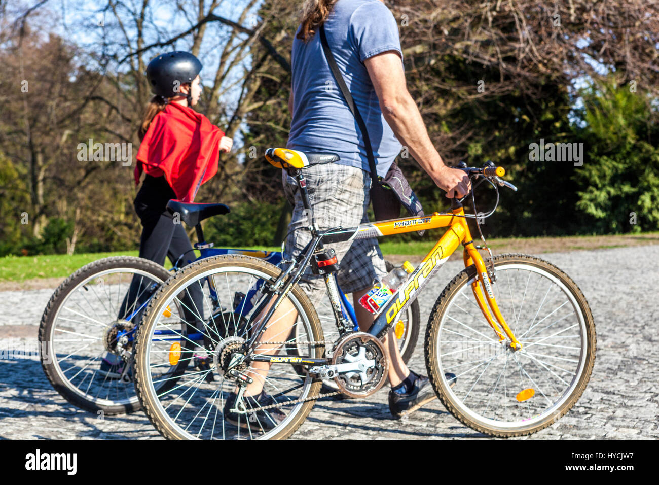 Les cyclistes sur le vélo enfant Casque vélo piste cyclable le long de la rivière Ohre,, Klasterec nad Ohri, Bohème du Nord, République Tchèque, Europe Banque D'Images