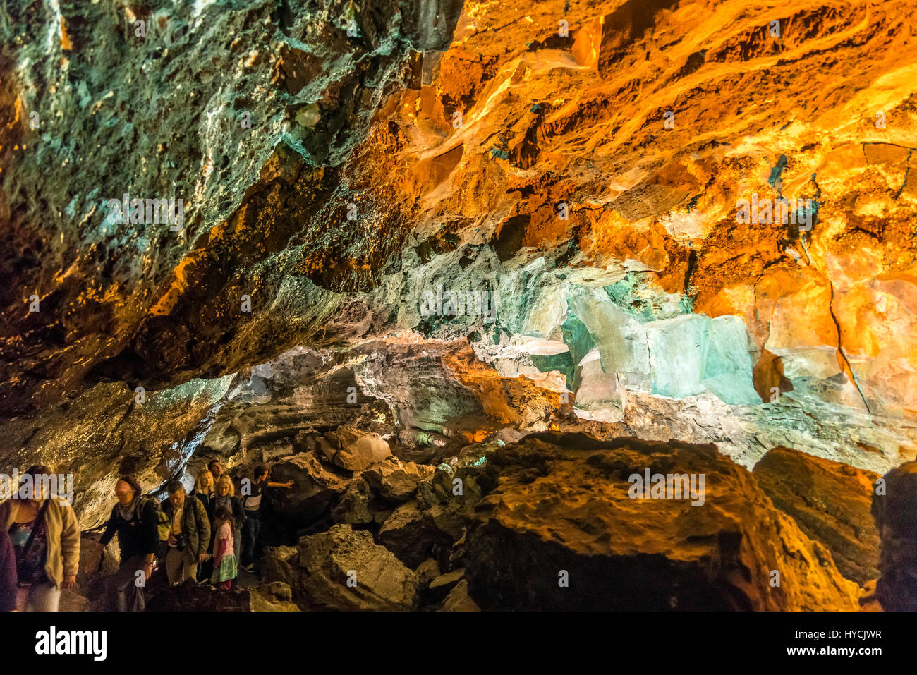 Dans Lavaröhre der Besucher Cueva de los Verdes, Insel Lanzarote, Kanarische Inseln, Spanien | les visiteurs à l'intérieur de la grotte de lave Cueva de los Verdes, Lanza Banque D'Images