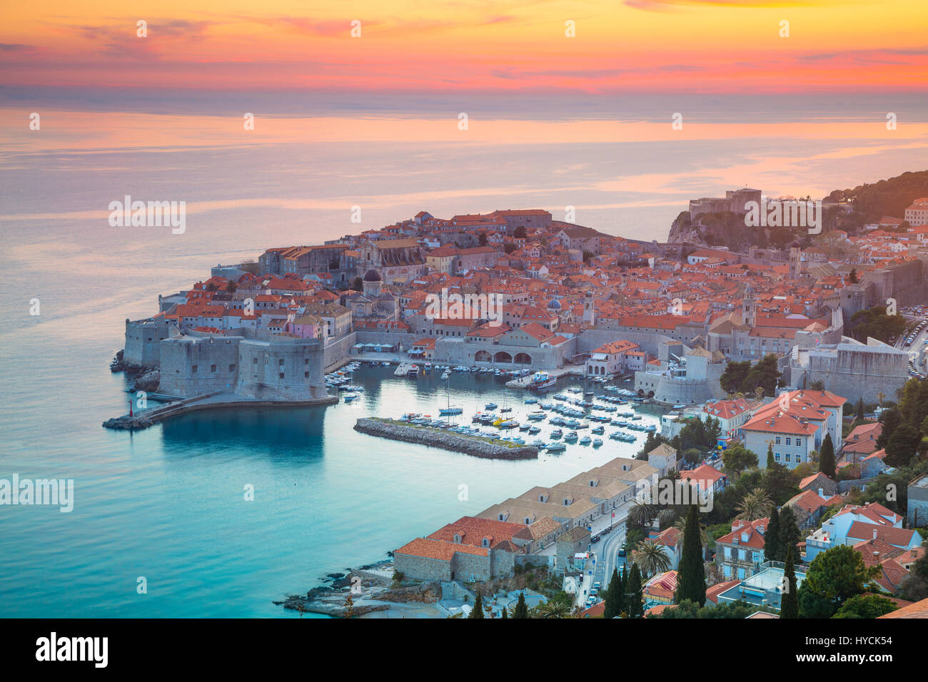 Dubrovnik, Croatie. Belle romantique vieille ville de Dubrovnik pendant le coucher du soleil. Banque D'Images