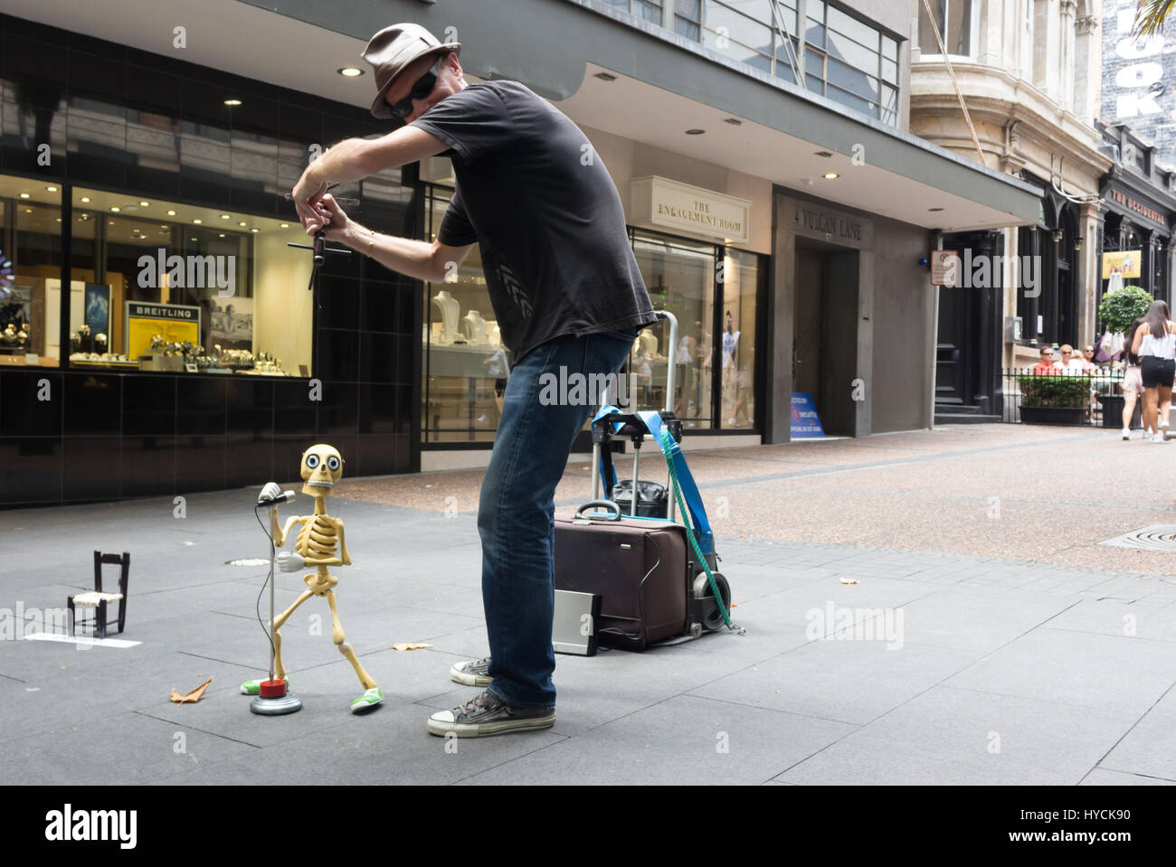 Auckland - Février 17, 2017 : Un homme joue avec sa marionnette squelette dans la rue. Banque D'Images