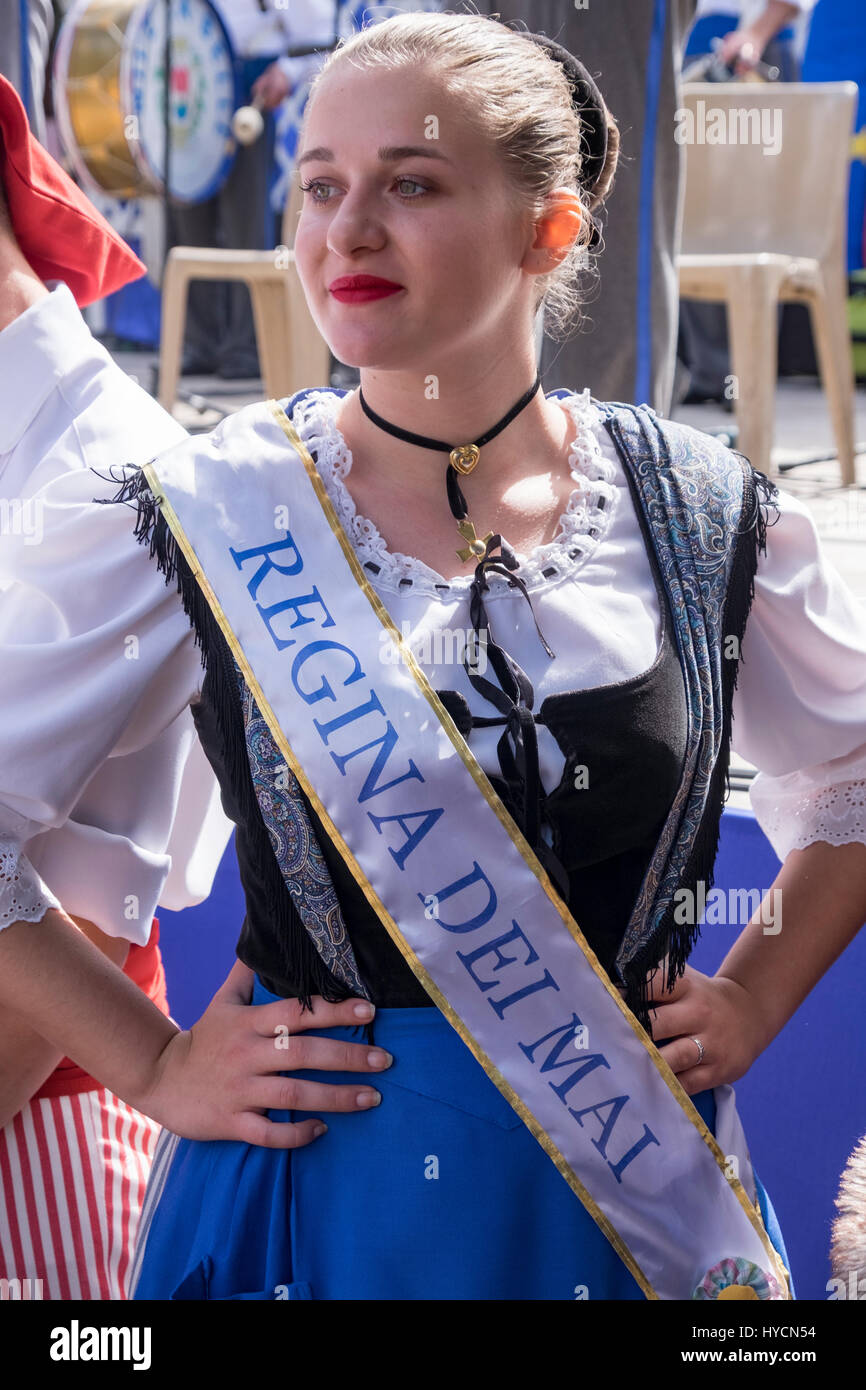 Reine de la mai, lors d'un festival folklorique locale à Nice, France, vêtu d'un costume traditionnel de la région. Banque D'Images