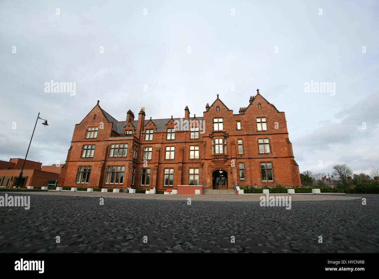 Eliza (1831-1924) et Isabelle Riddel (1836-1918) ont été sœurs qui sont surtout connus pour Riddel Hall à Stranmillis, Belfast, Irlande du Nord, qu'ils ont créée en 1913 comme une résidence universitaire pour les femmes. Eliza et Isabella étaient les deux plus jeunes membres de la riche famille Riddel de dix enfants. La famille a fait son argent dans le commerce de quincaillerie, créé en 1803 par leur père John Riddel (1783-1870). À la mort de Samuel Riddel, la dernière d'Eliza et Isabella's Baccalauréat en frères, les soeurs hérité plus de £400 000, qui était une grande fortune à l'époque. Ruth Duffin, th Banque D'Images