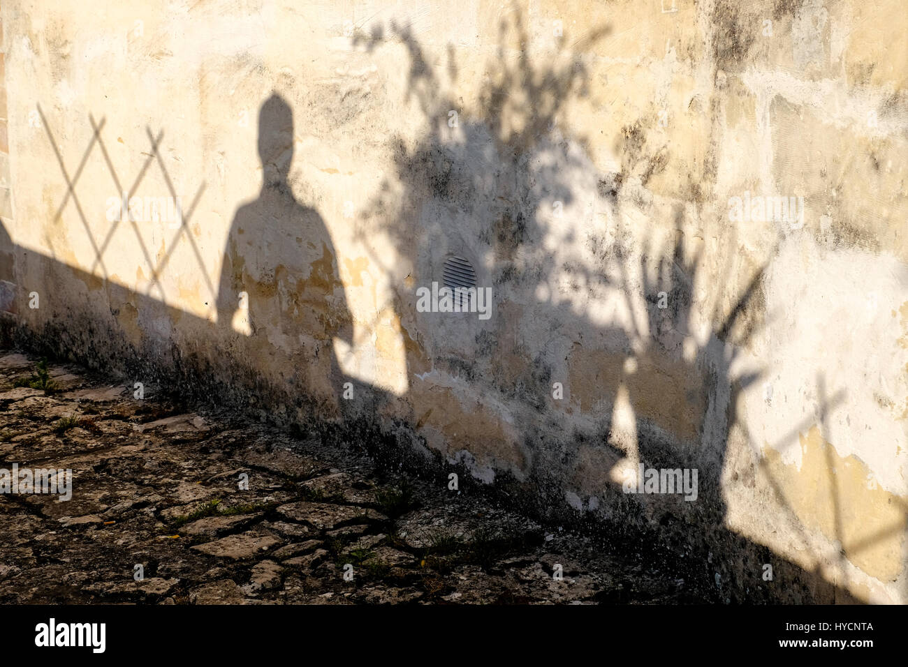 Ombre d'un homme sur un mur à Matera, Italie Banque D'Images