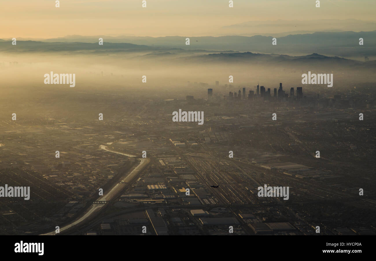 Vue aérienne du centre-ville de Los Angeles au coucher du soleil. Banque D'Images