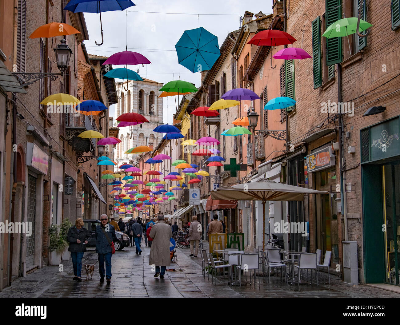 Célébration de la fête de Ferrare, Saint George, avec un affichage de parapluies ouverts une doublure de rue piétonne, dans la vieille partie de la ville. Banque D'Images