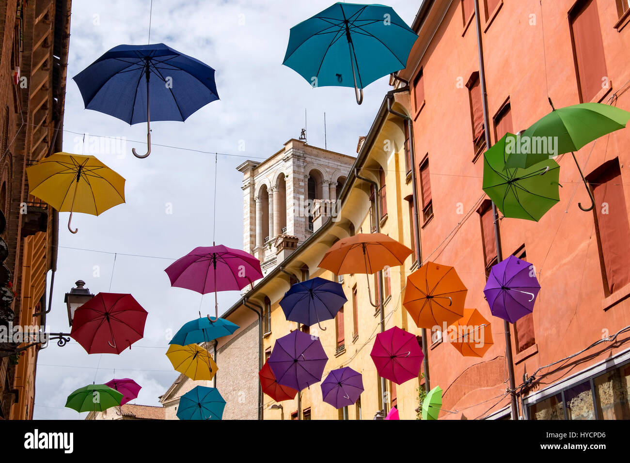 Célébration de la fête de Ferrare, Saint George, avec un affichage de parapluies ouverts une doublure de rue piétonne, dans la vieille partie de la ville. Banque D'Images