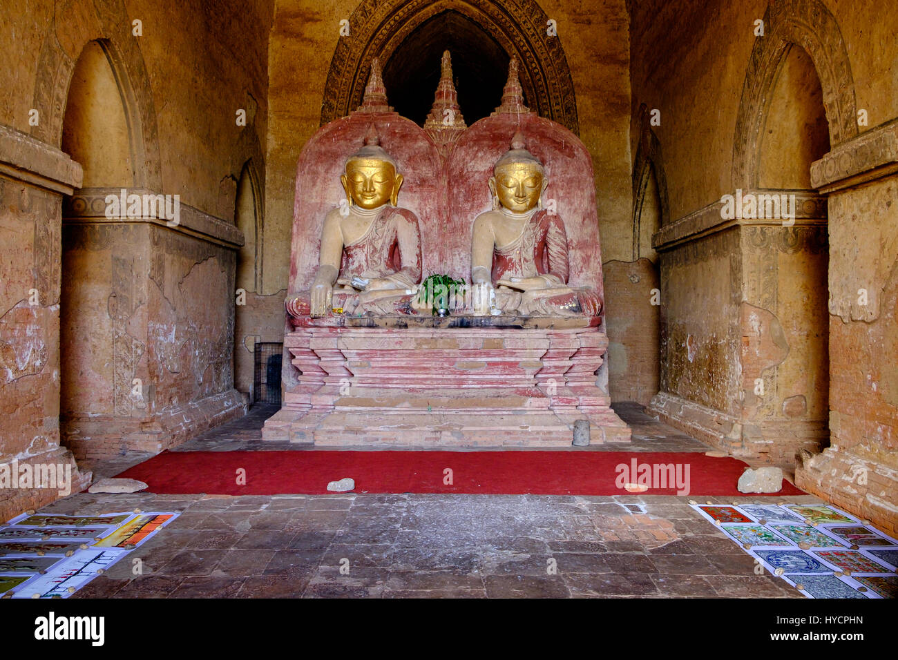 Deux statues de Bouddha en or de l'ancien temple de Bagan, Myanmar (Birmanie) Banque D'Images