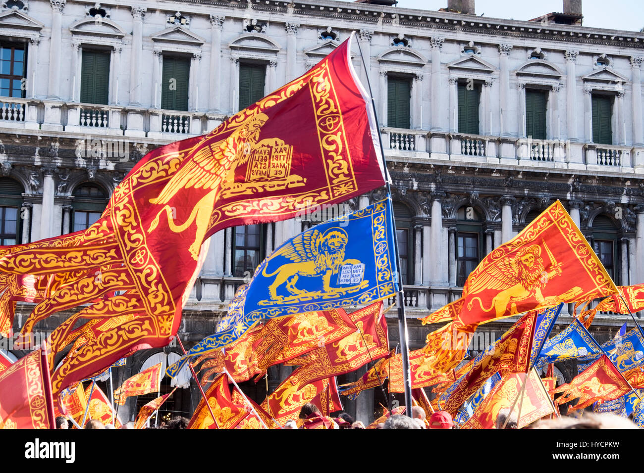 Revelers célébrer l'Festa di San Marco, le jour de la fête du saint patron de Venise dans la Piazza San Marco Banque D'Images