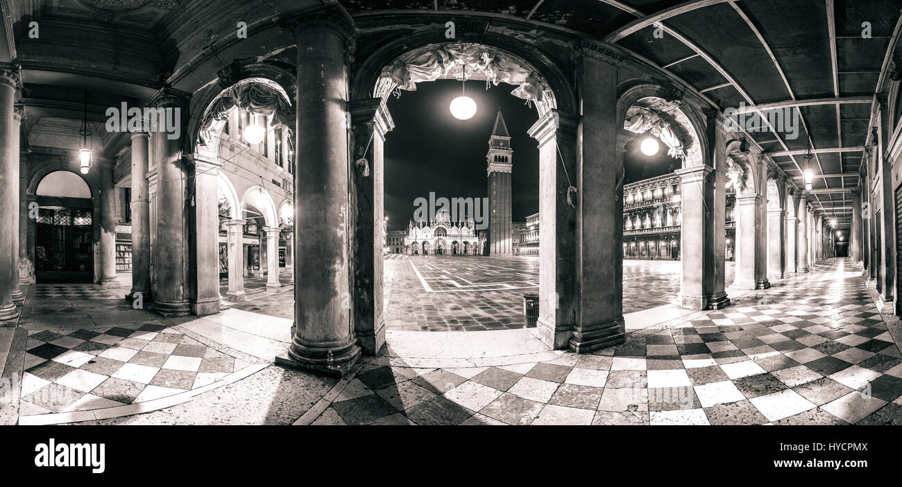 Panorama architectural de la Piazza San Marco et des arches en monochrome style transformés, Venise, Italie Banque D'Images