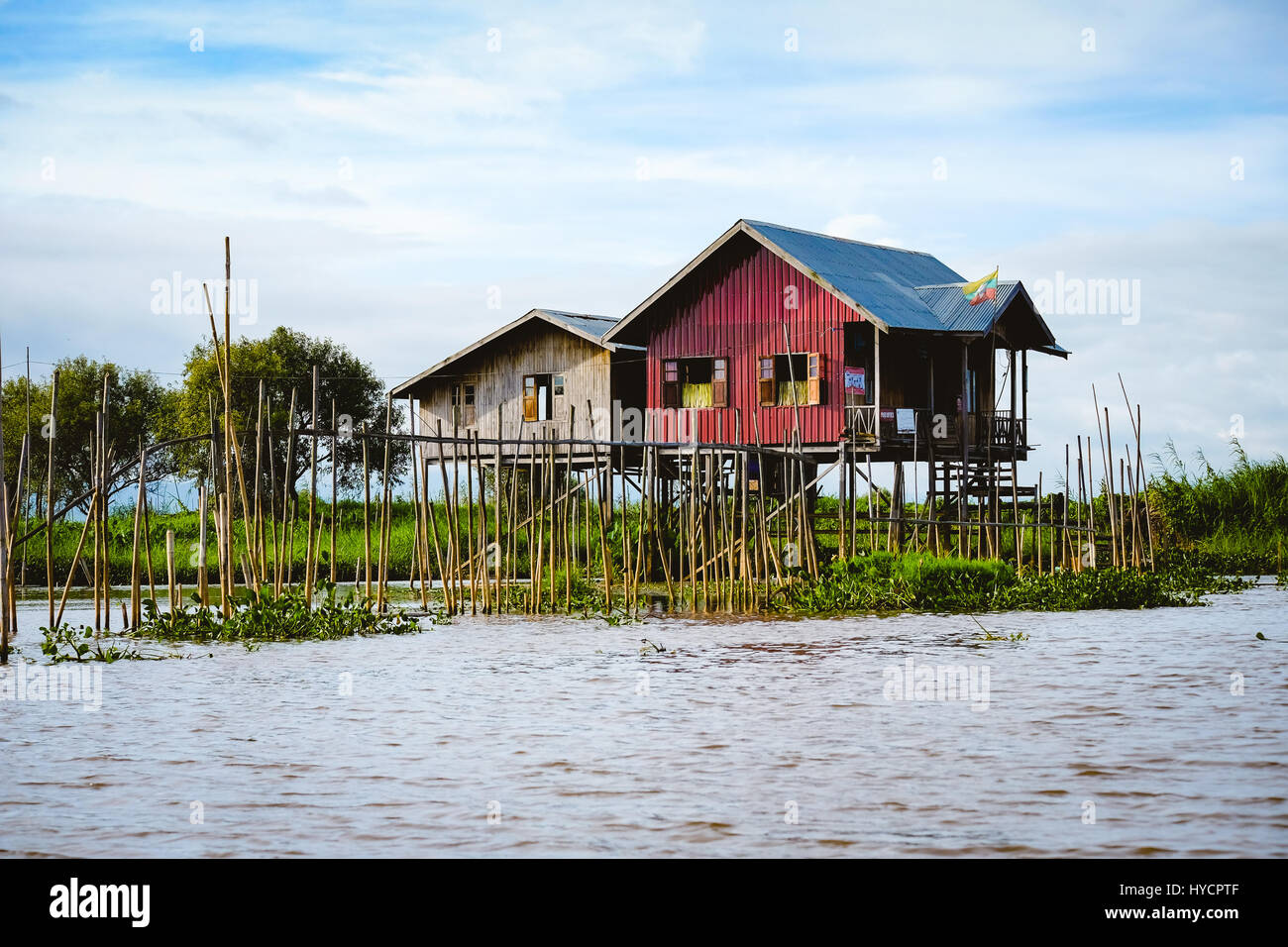 Vue paysage de maisons traditionnelles en bois sur le lac Inle, Myanmar (Birmanie) Banque D'Images