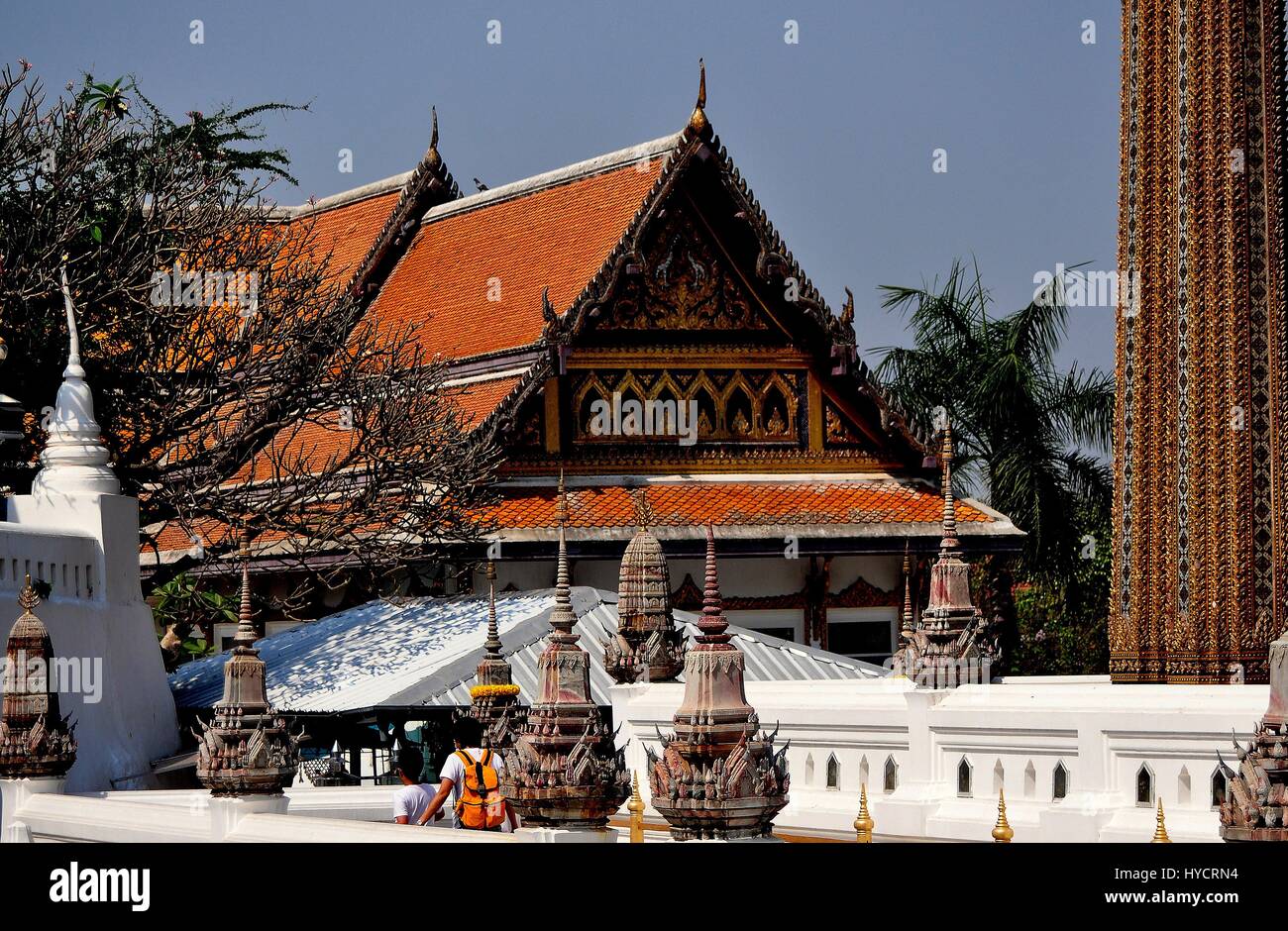 Saraburi, Thaïlande - 8 janvier 2013 : Les petits Prangs ornementales et hall Vihan entourent le Mondorp centrale sur la terrasse supérieure du Wat Phra Phutthabat Banque D'Images