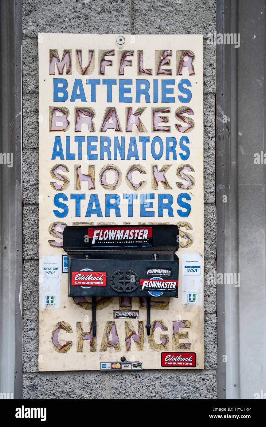 Atelier de réparation automobile signe avec l'écaillage de la peinture de mots silencieux Batteries, alternateurs démarreurs freins chocs boîte aux lettres Banque D'Images