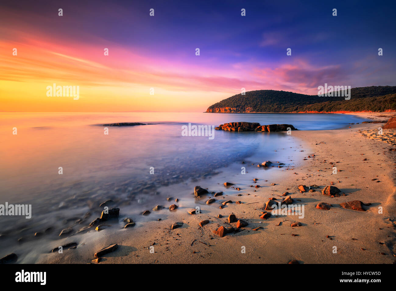 Coucher de soleil plage de la baie de Cala violina en Maremme, Toscane. Destination de voyage en mer Méditerranée. L'Italie, l'Europe. Longue Exposition. Banque D'Images