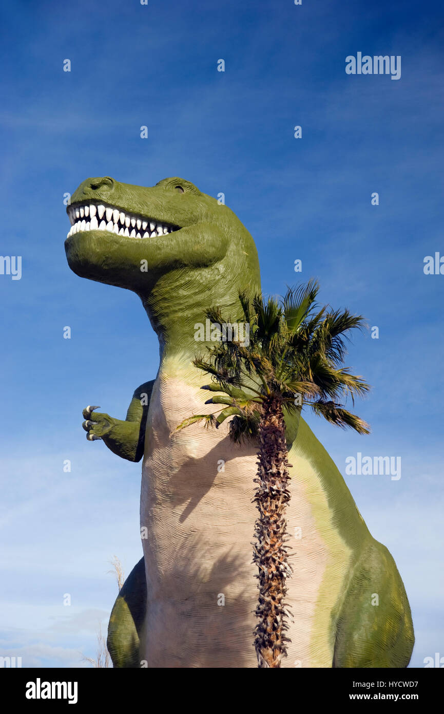 La figure de dinosaures grandeur nature comme roadside attraction dans le désert en route vers Palm Springs, Californie à Cabazon Banque D'Images