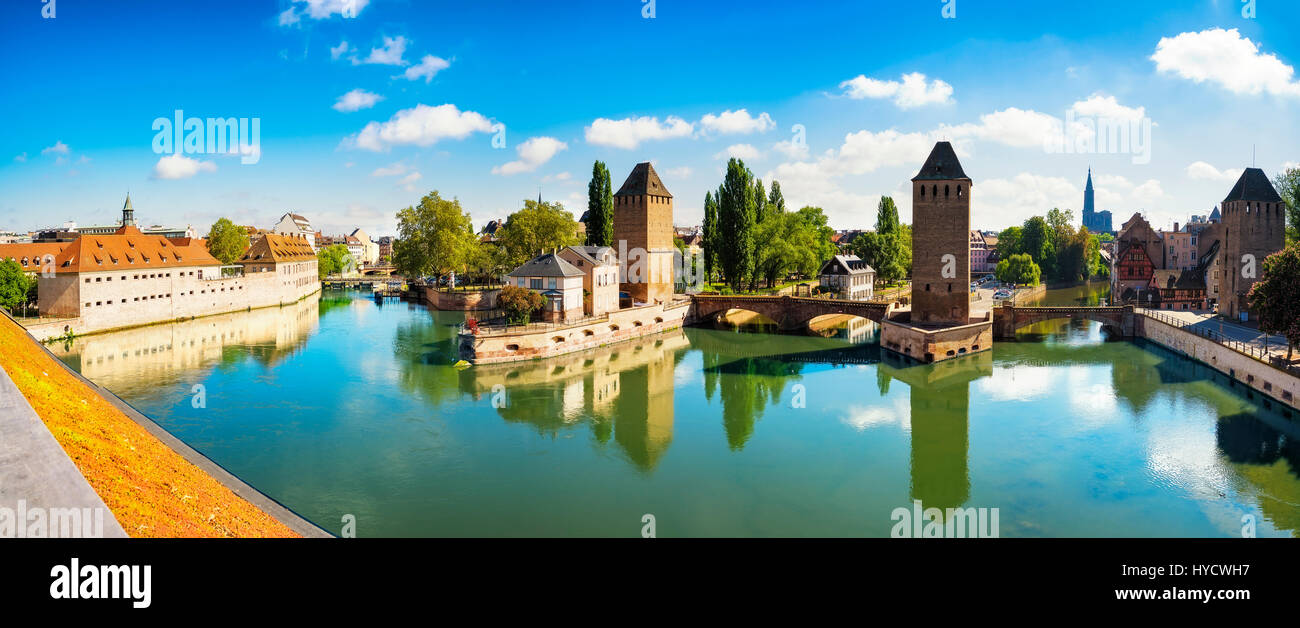 Panorama de Strasbourg pont médiéval, Ponts Couverts et cathédrale, vue du Barrage Vauban. Alsace, France. Banque D'Images Panorama de Strasbourg pont médiéval, Ponts Couverts et cathédrale, vue du Barrage Vauban. Alsace, France. Banque D'Images